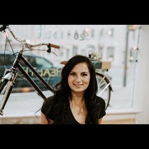 Meet your Posher, Mona